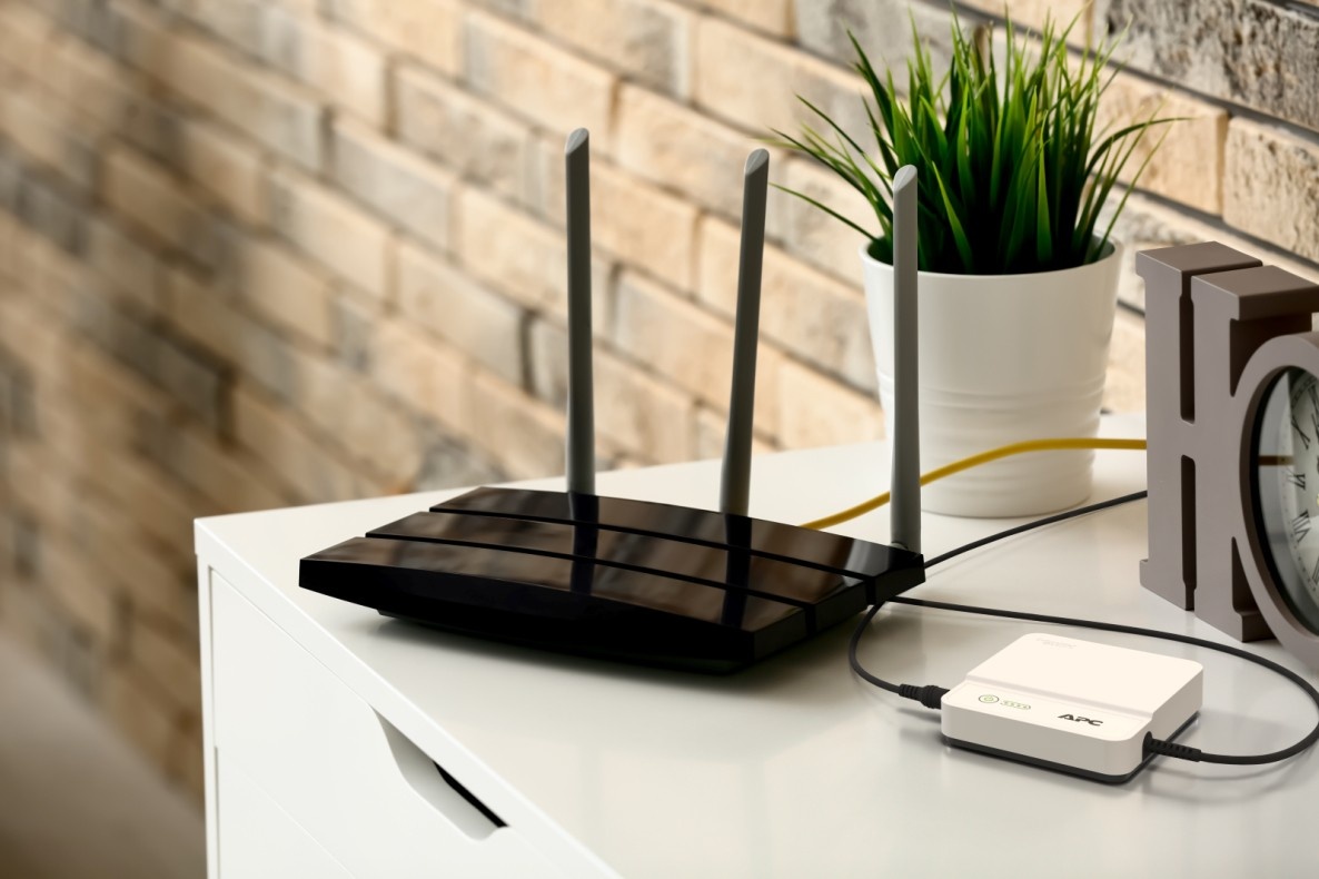 APC Gruppo di continuità Network UPS 12Vdc 3A, batteria al litio - BATTERIE E ALIMENTATORI | TecnoCARE.net Sabaudia, Latina, Terracina, San Felice Circeo e Pontinia