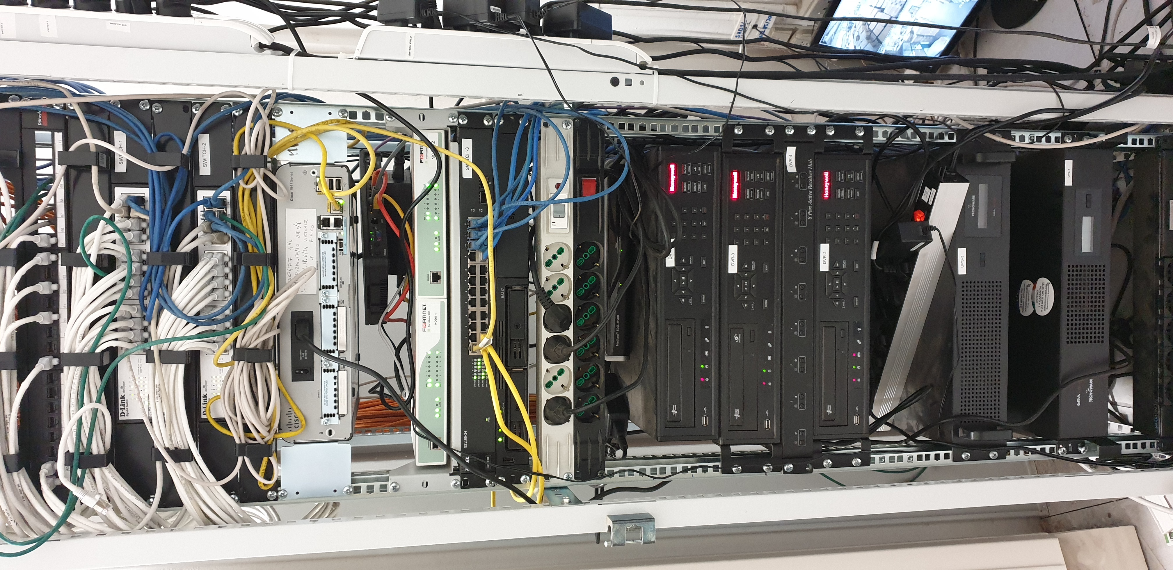 DIGITUS ARMADIO 32 UNITA LINEA PROFESSIONALE (A)1580 X (L)600 X (P)800 MM. COLORE NERO RAL9005 - ARMADI RACK | TecnoCARE.net Sabaudia, Latina, Terracina, San Felice Circeo e Pontinia