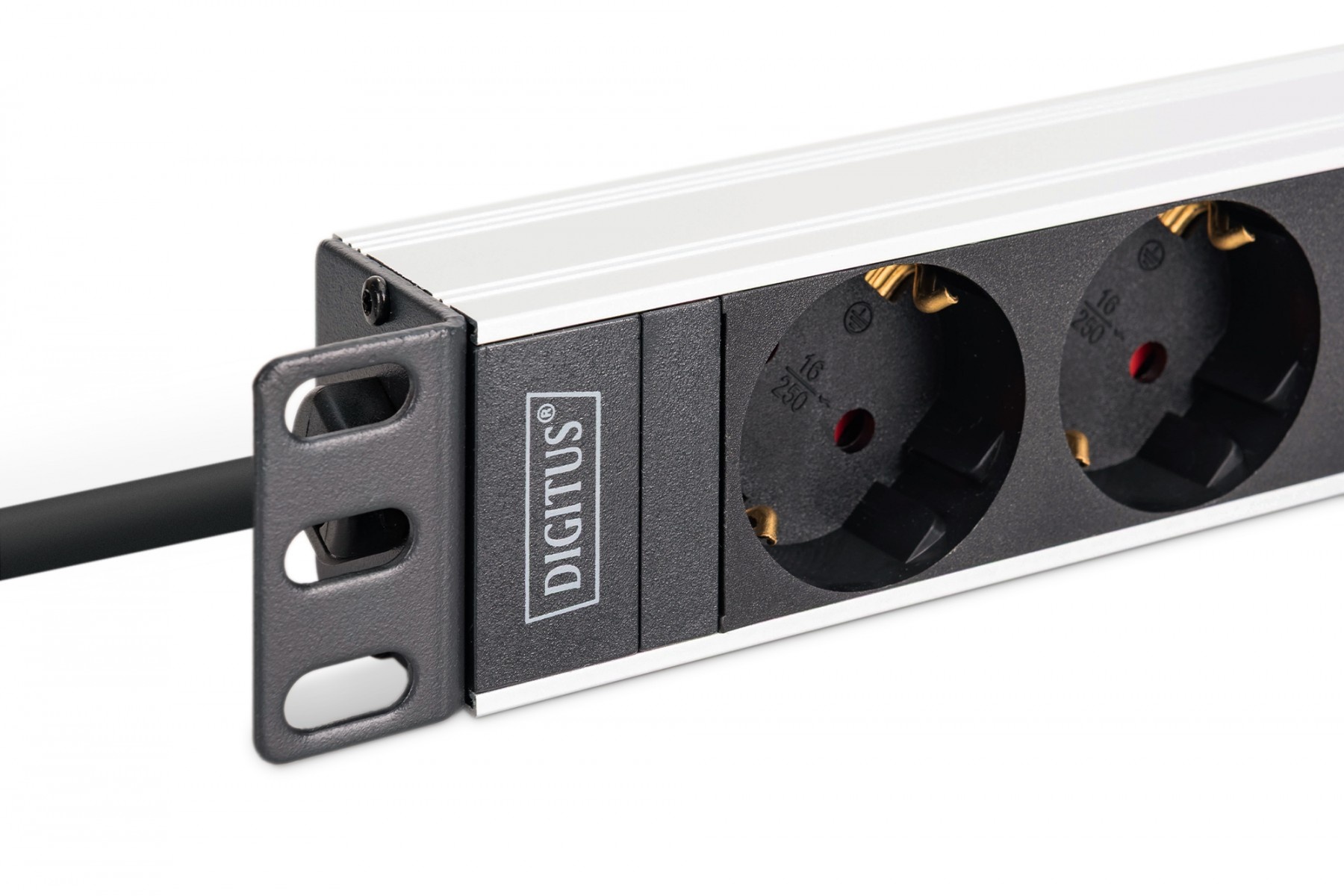 DIGITUS Striscia di alimentazione PDU Rack 19", 9 prese Schuko CEE 7/3 (45°), cavo da 2m, spina IEC C20, 16A, alluminio - BATTERIE E ALIMENTATORI | TecnoCARE.net Sabaudia, Latina, Terracina, San Felice Circeo e Pontinia